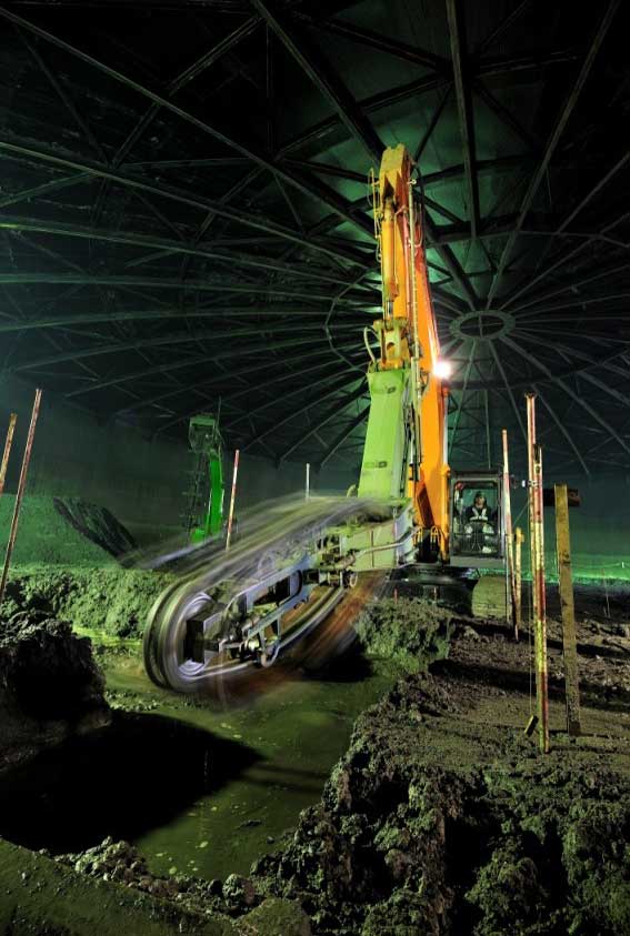 西瑞江配水所配水池等耐震補強工事(鋼製排水池における液状化防止対策)水平トレンチャー施工状況01