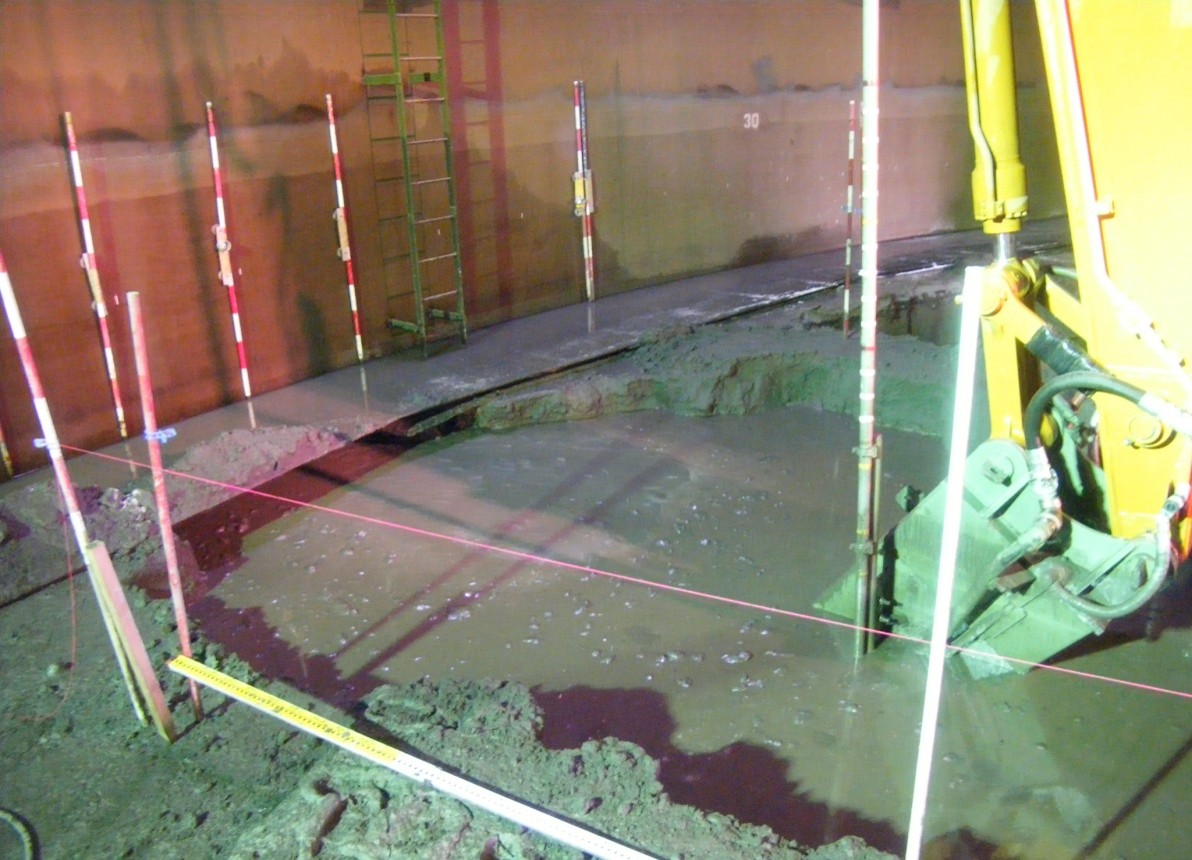 西瑞江配水所配水池等耐震補強工事(鋼製排水池における液状化防止対策)水平トレンチャー施工状況02