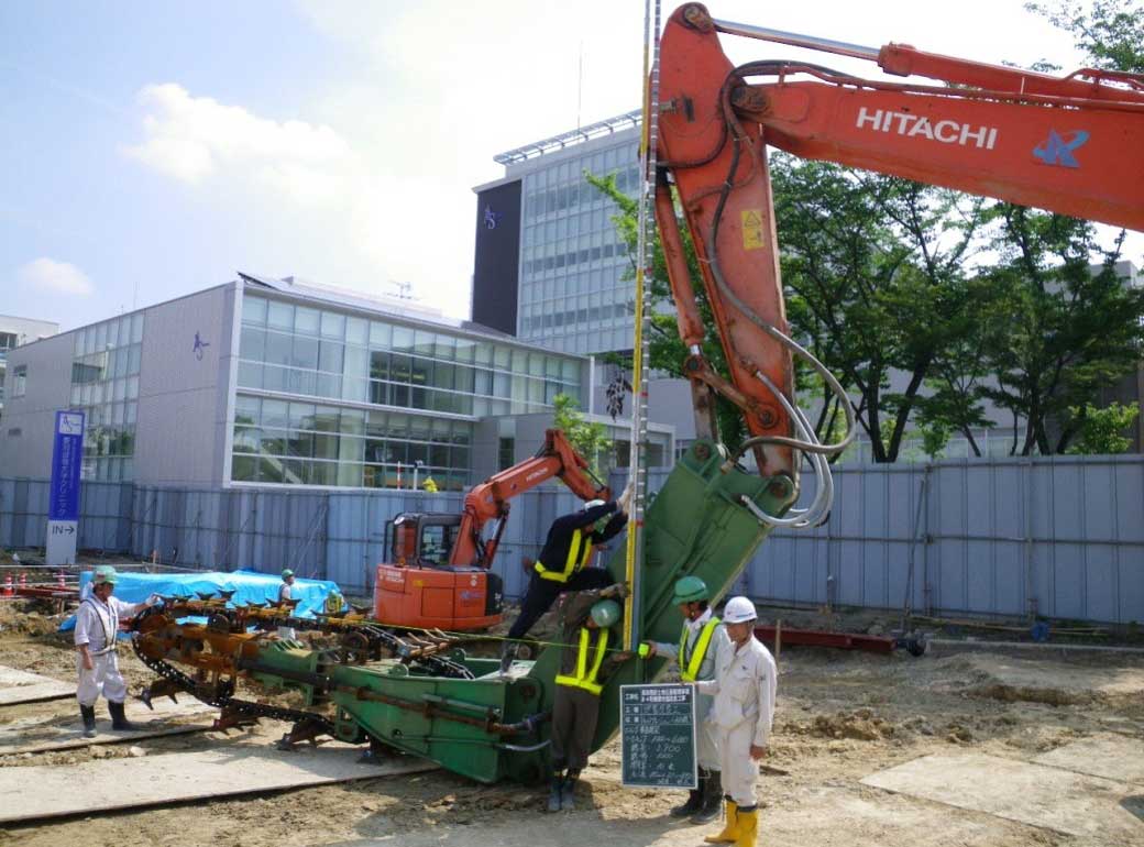 長湫南部土地区画整理事業 8-4号擁壁地盤改良工事水平トレンチャー施工状況