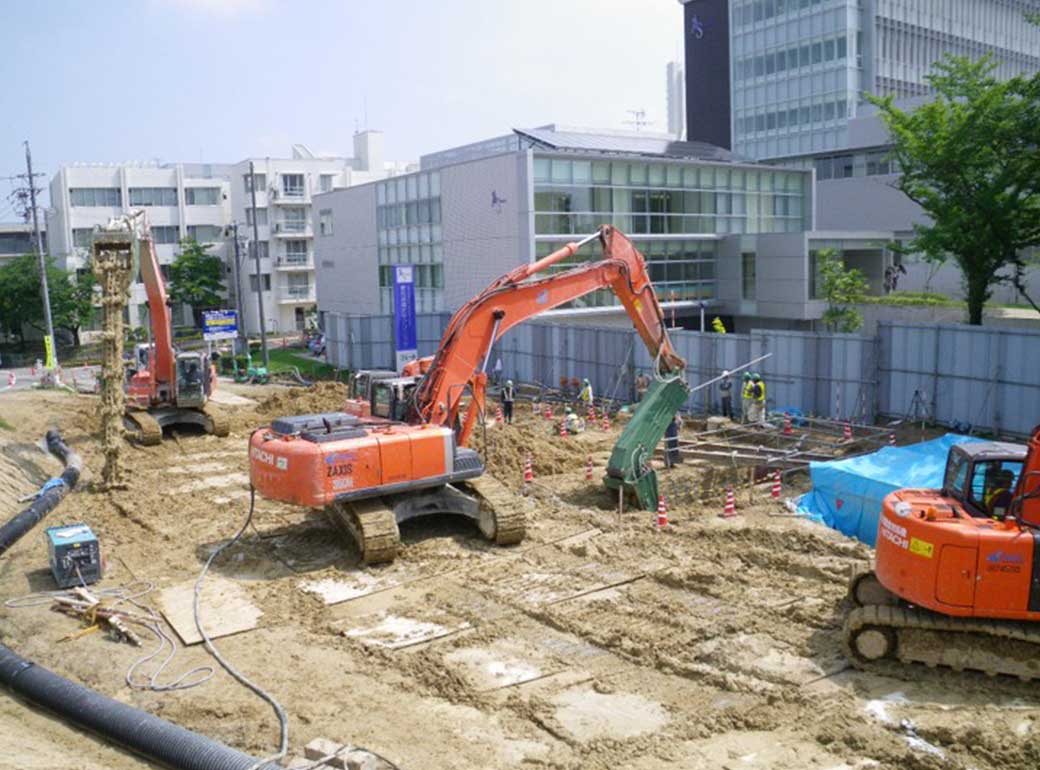 長湫南部土地区画整理事業 8-4号擁壁地盤改良工事水平トレンチャー施工状況