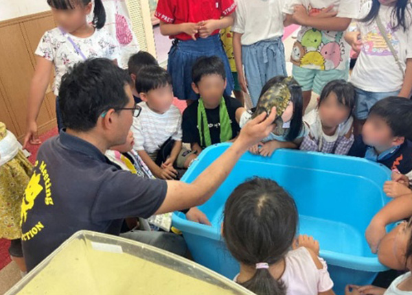 生き物に触れて学ぶ授業