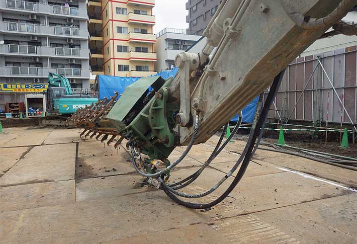 変更ブランケットにより、トレンチャ角度の変更が可能なため狭隘な場所でも連続壁の造成が可能です。