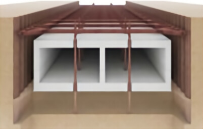 従来の土留め壁構築工法と斜め土留め壁構築工法の比較図