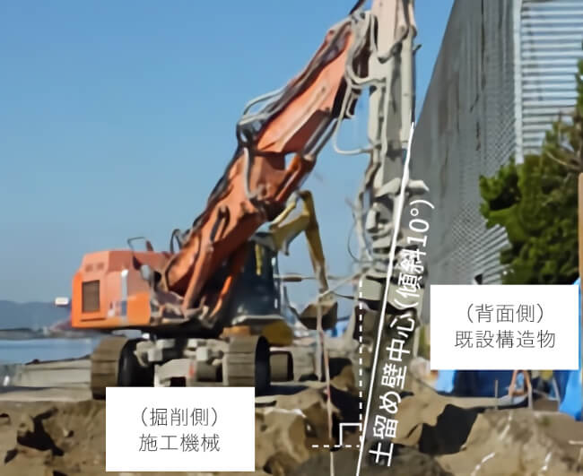 斜め土留め壁構築工法施工フロー図 ①　土留め壁造成（傾斜角10度）