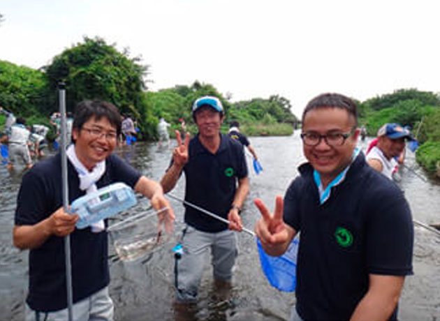 河川環境楽園 自然発見館 川の生き物探し体験
