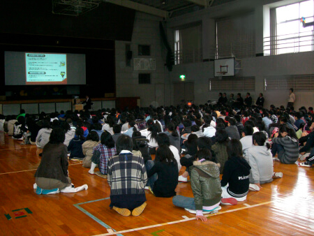 学戸小学校体育館にて