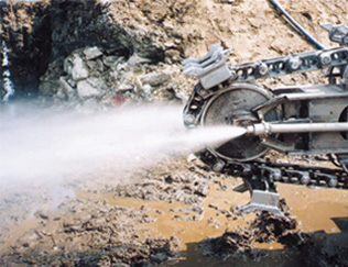 ヒント①　先端から液体を噴射!!