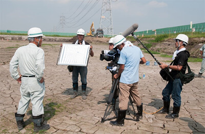 インタビュー状況。少しばかり、緊張の色が…