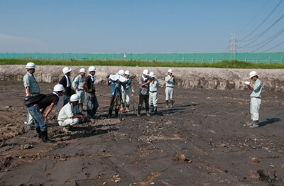 地盤が固まっているという確認で鉄球を落とすところの撮影状況。