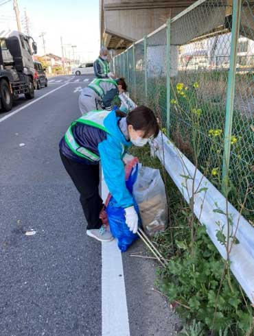 本社西側を走る西尾張中央道の清掃ボランティア「スマイルクリーンズ」に参加01