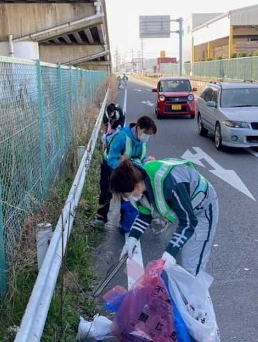 本社西側を走る西尾張中央道の清掃ボランティア「スマイルクリーンズ」に参加02