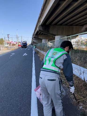 本社西側を走る西尾張中央道の清掃ボランティア「スマイルクリーンズ」に参加03