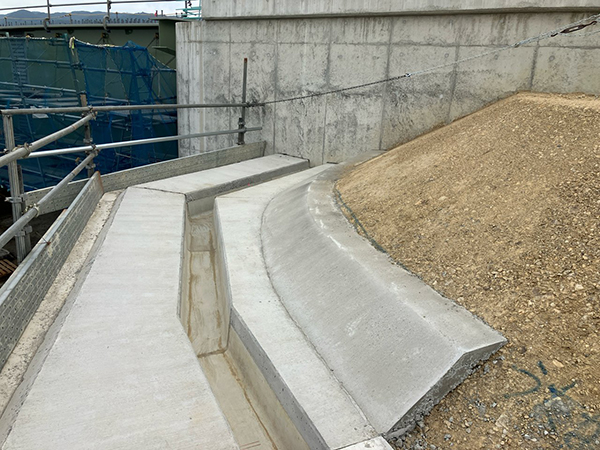 低炭素素材（小段排水ベンチフリューム）